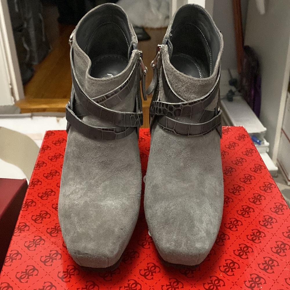 Guess Heels - Picture 3 of 7